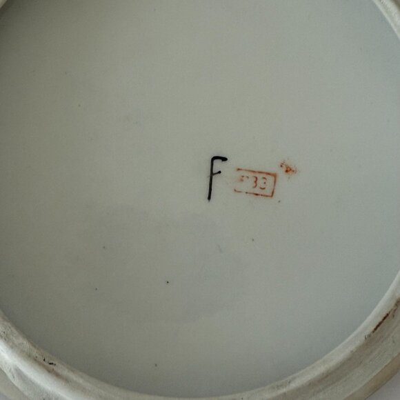 Oriental Accent Decorative Round Porcelain Box Floral Ivy Design With Lid - Picture 4 of 5